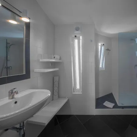 Algarve Breeze In A Subtropical Garden